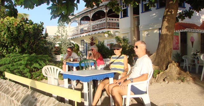 Blackwattle crew relaxing on shore © BW Media